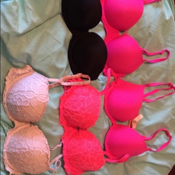 -A box of clothes, boots, bras - Picture 3 of 4